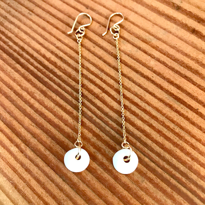 SINGLE PUKA CHAIN EARRINGS SMALL